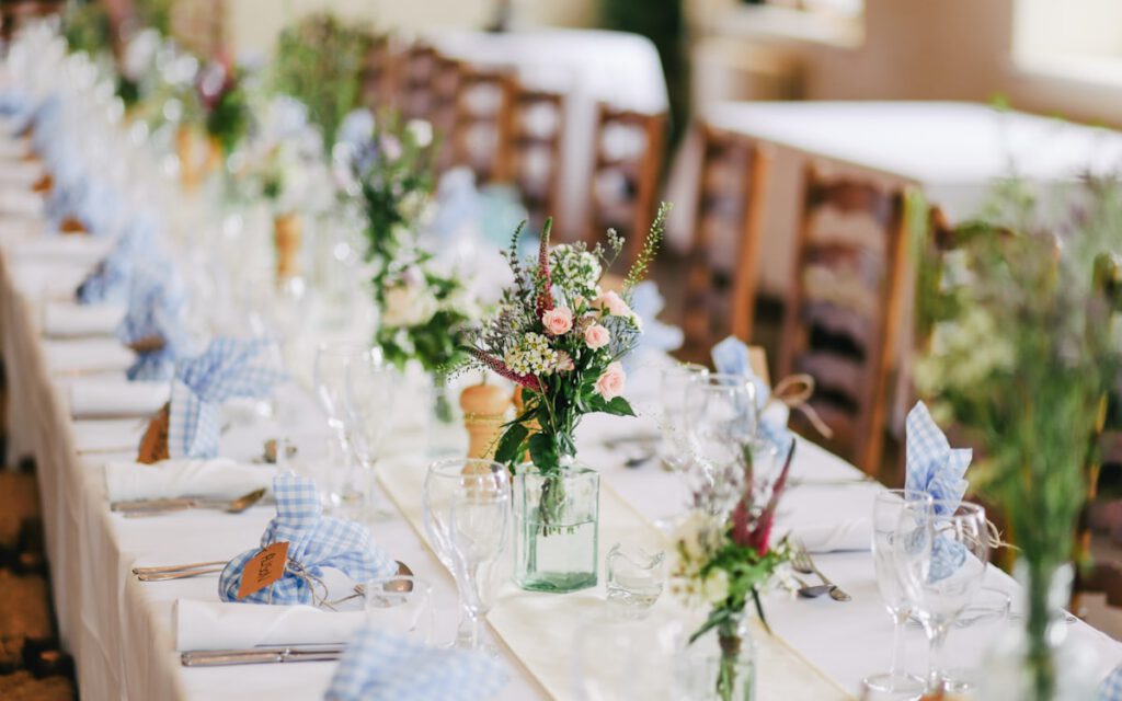 Mariage champêtre vs mariage prestige : quel univers vous ressemble ?